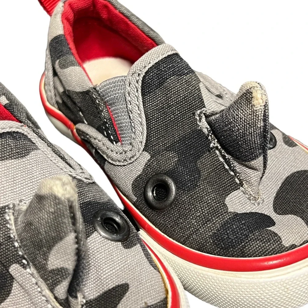 Gap‎ Grey Area Camo Print Shark Shoes Sneakers Toddler 5 Gray Red Slip On